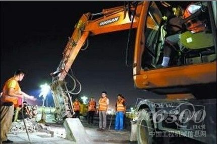 斗山小型輪挖助力 長安街天安門段石板道大修 관련 사진